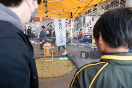 スタッフが横で丁寧にドローン操縦や同線誘導してくれます