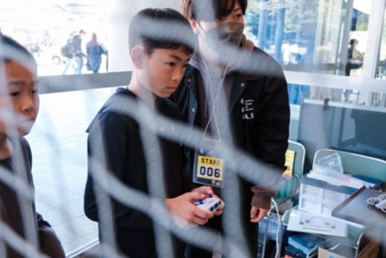 真剣なまなざしでドローンを初操縦